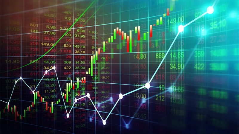 Estos contratos se negocian en bolsas reguladas de todo el mundo y están considerados operaciones directas, ya que en forex no hay una ubicación centralizada para operar y las transacciones pueden realizarse entre las dos partes mediante plataformas de trading online e incluso por teléfono desde varias ubicaciones en todo el mundo.