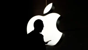 Lee más sobre el artículo Bank of America recorta el precio objetivo de Apple a 240 dólares por retrasos en la IA y la presión arancelaria
