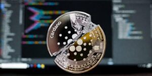 Cardano en plena crisis con la pausa de Hoskinson y caída del 70%